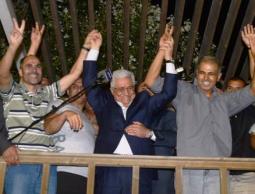 رئيس السلطة الفلسطينية محمود عباس يستقبل الاسرى