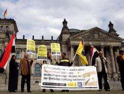 مصريون يتظاهرون أمام البرلمان الألماني احتجاجا على زيارة السيسي المزمعة