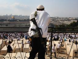 مستوطن يحمل سلاح (الأرشيف)