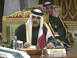 الشيخ تميم متحدثا في الجلسة الافتتاحية للقمة الخليجية الـ36 (الجزيرة)