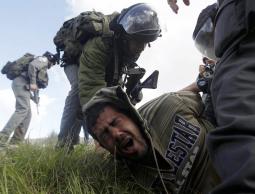 قوات الاحتلال تعتقل شاب فلسطيني (الأرشيف)