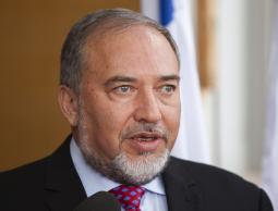  أفيغدور ليبرمان ( زعيم حزب اسرائيل بيتنا اليميني المتطرف )