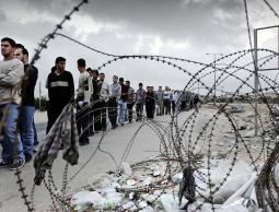 عمال فلسطينيين على حاجز امني (الأرشيف)