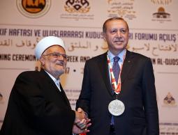 خلال لقاء اردوغان مع الشيخ عكرمة صبري