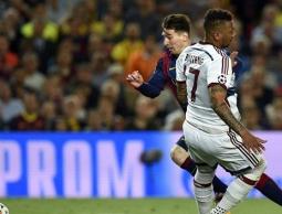 لحظة مرور ميسي من بواتينغ وسقوط الأخير