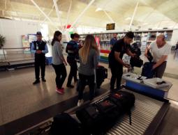 تفتيش مسافرين بمطار أربيل الدولي أمس الأربعاء (رويترز)