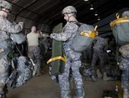 القوات الأمريكية تغادر إحدى المعسكرات