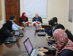 جانب من اللقاء في داخل مؤسسة الرسالة للإعلام