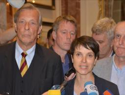 رئيسة حزب "بديل لألمانيا" فراوكا بيتري (وسط) وقياديين من حزبها 