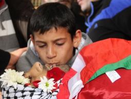 أثناء توديع أحد شهداء انتفاضة القدس وتزيينه بالزهور