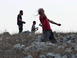 مستوطنون يرشقون حجارة (الأرشيف)