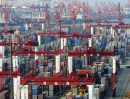 رصيف للحاويات في ميناء غواندو شرقي الصين