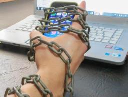 قضاء ساعة على الهاتف الذكي دليل اكتئاب