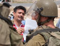 قوات الاحتلال تغلق احد الشوارع بالخليل (الأرشيف)