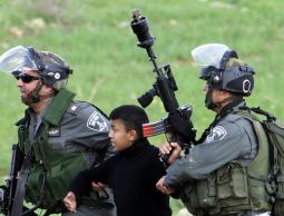 الاحتلال يعتقل فتى بالضفة (الأرشيف)