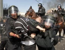 قوات الاحتلال تعتقل مواطن فلسطيني (أرشيف)