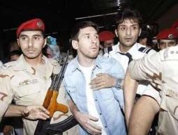 السعودية تستقبل ميسي بـ "فوهة البندقية" !