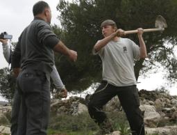 مستوطن يعتدي على أحد المواطنين (الأرشيف)