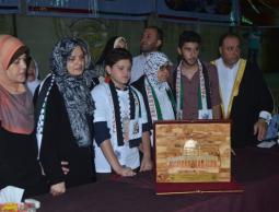 تكريم عائلة الشهيد زقوت