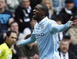 فرحة يايا توريه بعد إحرازه هدفين في مرمى نيوكاسل