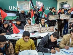 جانب من الوقفة الطلابية أمام مقر 