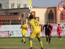 كرتان داخل الملعب