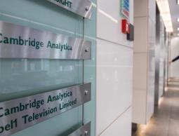 كامبريدج أناليتيكا تدفع ثمن فضيحتها مع فيسبوك