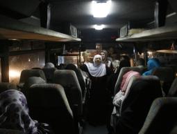 أهالى الاسرى يتوجهون لزيارة أبنائهم (الأرشيف)