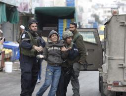 قوات الاحتلال تعتقل طفل فلسطيني(أرشيف)