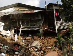 جانب من آثار الزلزال