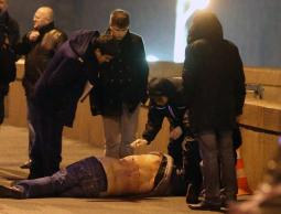 الشرطة الروسية قرب جثة المعارض الروسي الذي اغتيل بأربع رصاصات