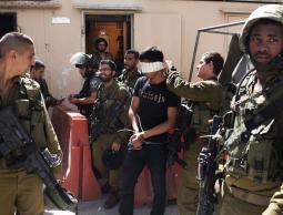 قوات الاحتلال تعتقل شاب فلسطيني (الأرشيف)