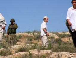 المستوطنون يستنفرون للاعتداء على الفلسطينيين بمدن الضفة