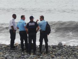 أفراد الشرطة الفرنسية يقفون حيث عثر على الحطام 