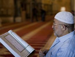 Palestinian_Muslim_reading_The_Holy_Qur'an_in_Al-Aqsa_mosque