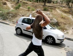 القاء حجارة على سيارة لمستوطن (الأرشيف)