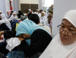 بورميات ينتظرن في بورما 
