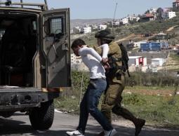 قوات الاحتلال تعتقل شابا فلسطينيًا (أرشيف)