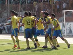 فرحة لاعبي شباب جباليا بالهدف الثاني في مرمى الهلال