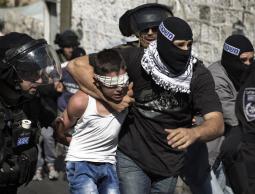 قوات الاحتلال تعتقل طفل فلسطيني (الأرشيف)