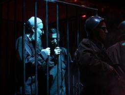 مشهد تمثيلي للأسرى في سجون الاحتلال (أرشيف)