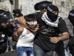 لحظة اعتقال طفل فلسطيني من المستعربين 