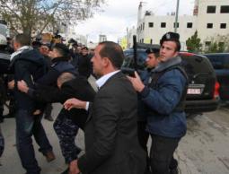 أجهزة السلطة تعتدي على مسيرة بالضفة