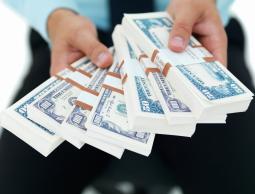 حماس تقدم 100 دولار لعمال النظافة بغزة
