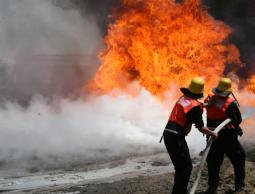 اخماد حريق في غزة (الأرشيف)
