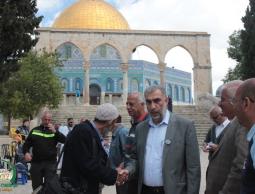 الشيخ كمال الخطيب في باحات الاقصى