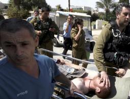 اسعاف جندي مصاب (الارشيف)