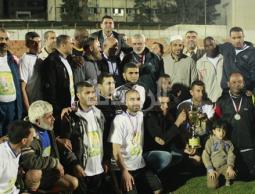 صورة جماعية للفريقين