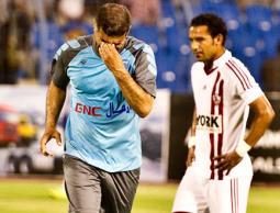 بكاء ناصر المنصور لحظة خروجه من الملعب