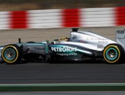  هاميلتون يتصدر التجارب الصباحية في برشلونة 